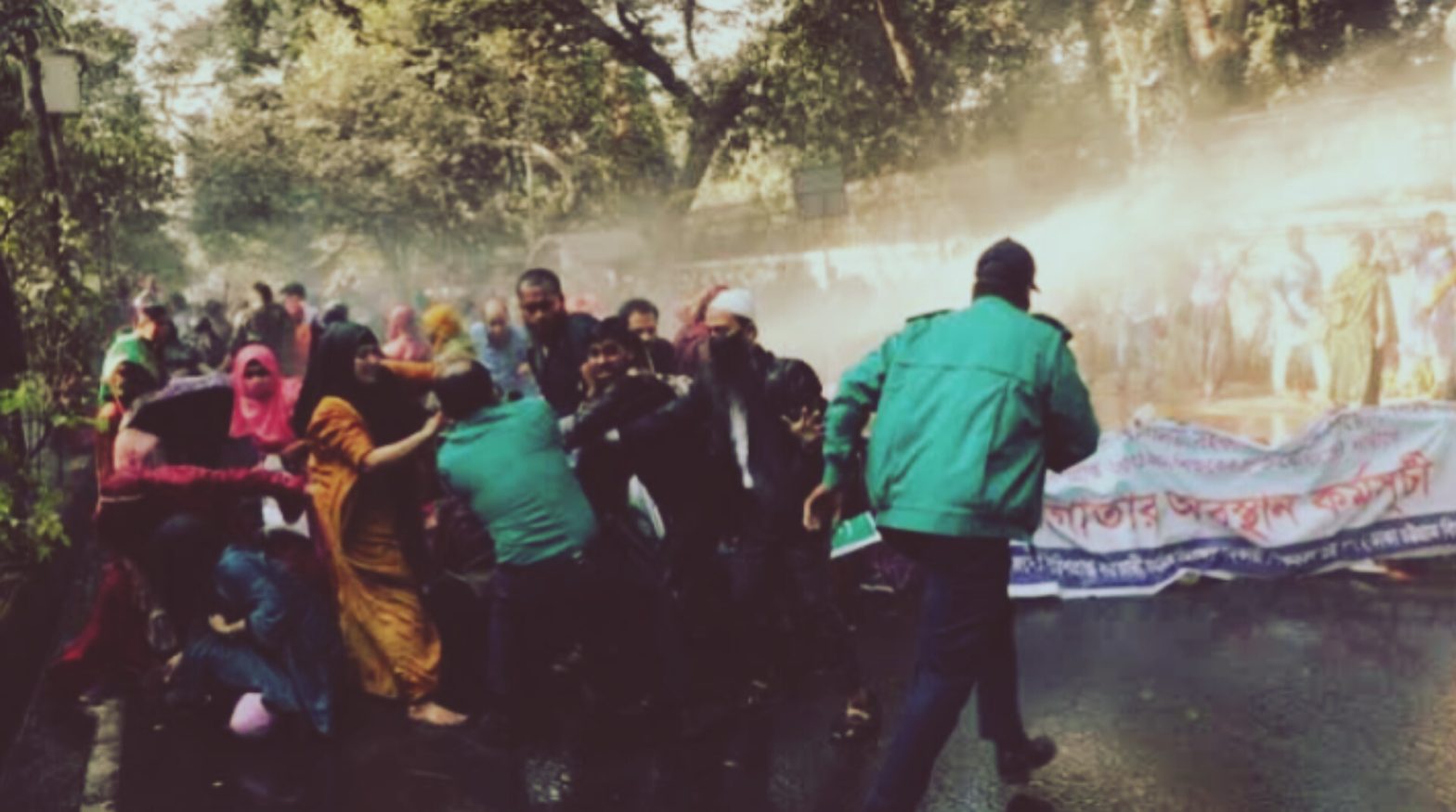 প্রাথমিকের নিয়োগ বাতিল হওয়া প্রার্থীদের ওপর পুলিশের লাঠিচার্জ