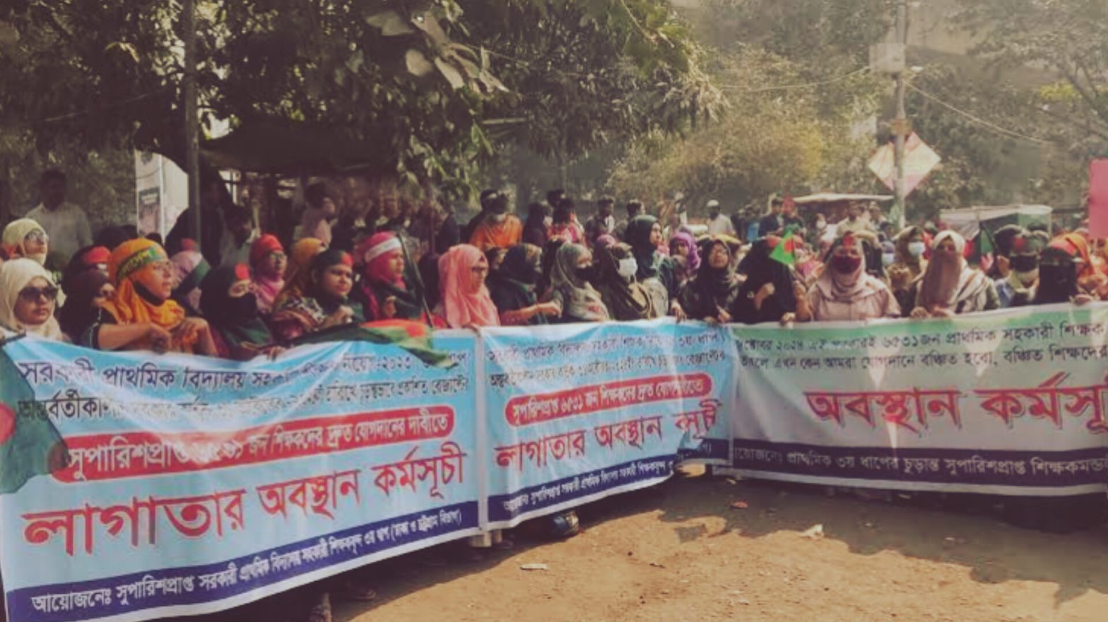 শাহবাগে অবস্থান নিয়েছেন সুপারিশপ্রাপ্ত প্রাথমিকের শিক্ষকরা