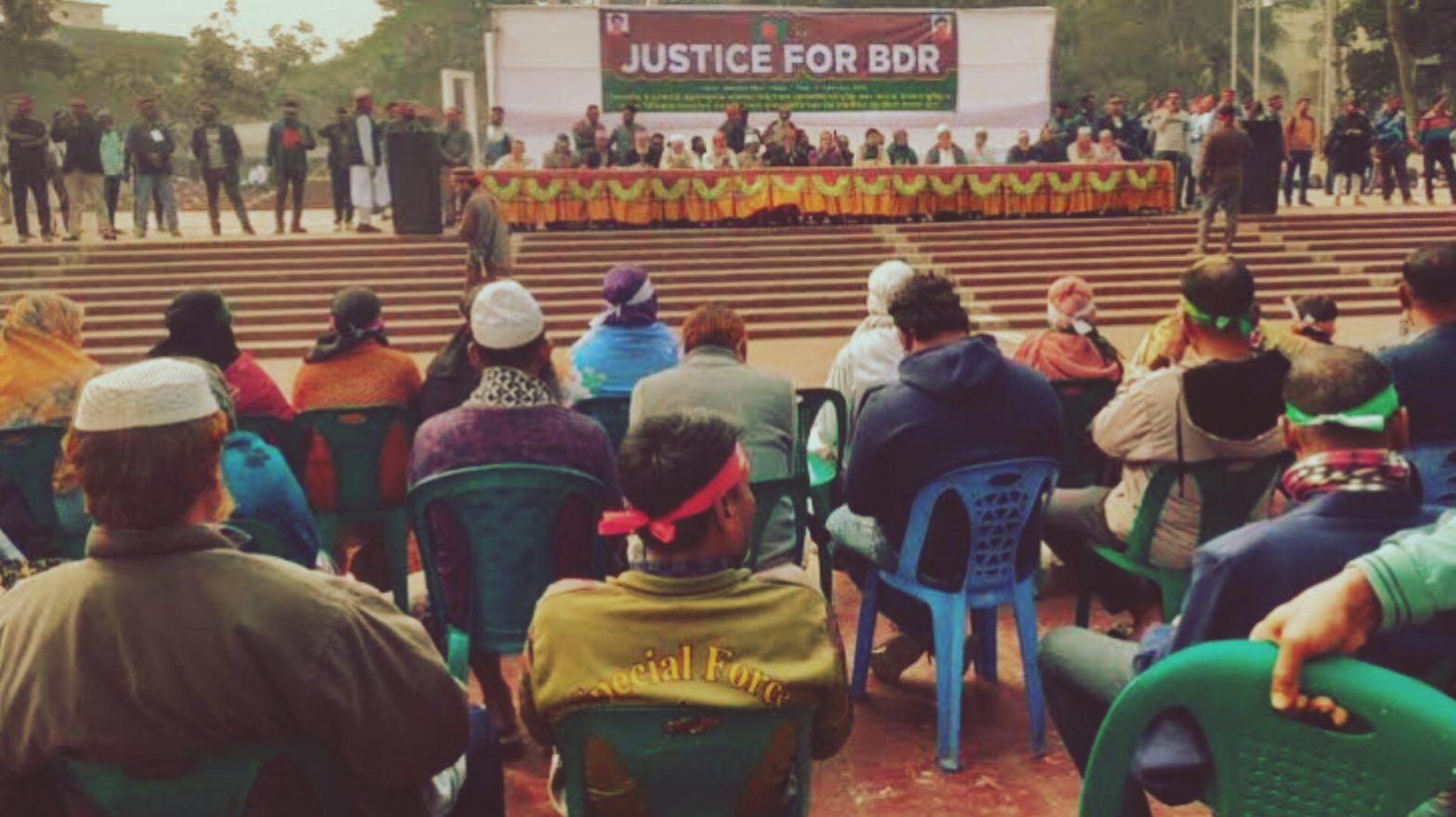 ৬ দাবি নিয়ে শহীদ মিনারে চাকরিচ্যুত বিডিআর সদস্যদের অবস্থান