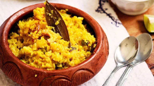 বৃষ্টিতে উপভোগ করুন মজাদার খিচুড়ি