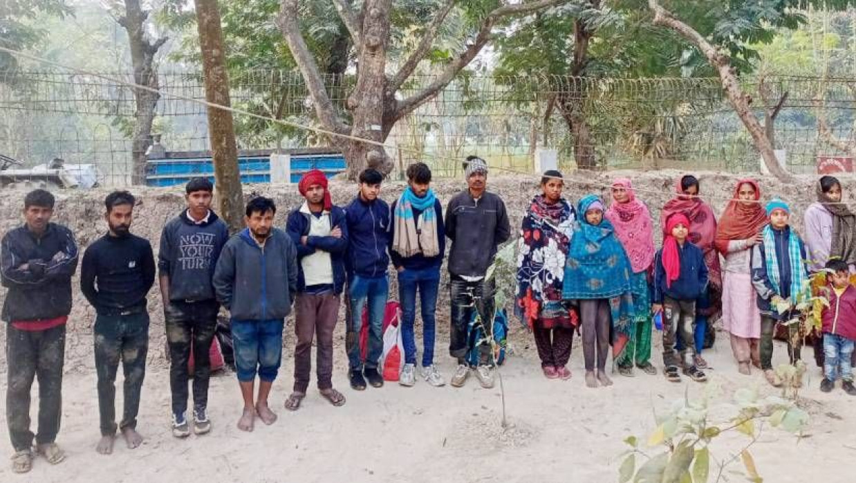 চাঁপাইনবাবগঞ্জ সীমান্তে নারী-শিশুসহ ১৭ জনকে পুশইন