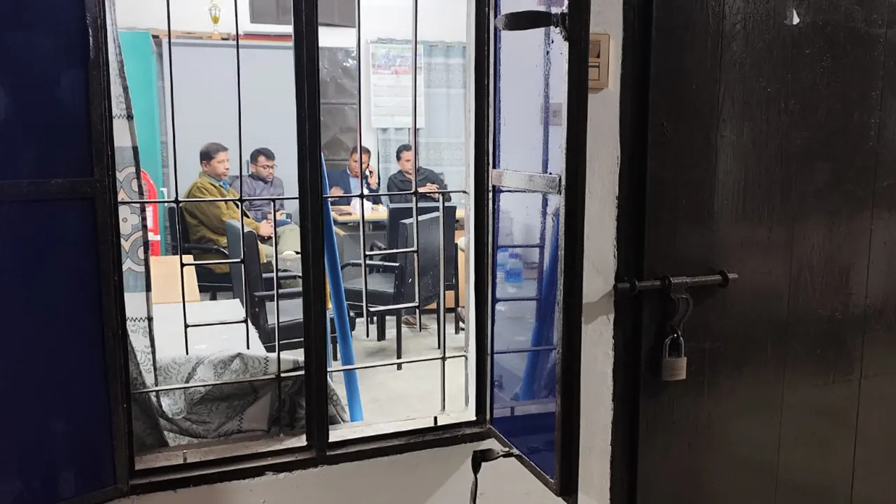 জাবিপ্রবিতে সিট বরাদ্দ ইস্যুতে ৭ কর্মকর্তা সাড়ে ৩ ঘণ্টা অবরুদ্ধ